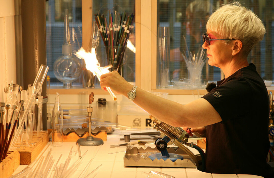 Glassblåser Astrid Salvesen lager utstyr til forsøk og forskning ved NTNU. (Foto: Idun Haugan)