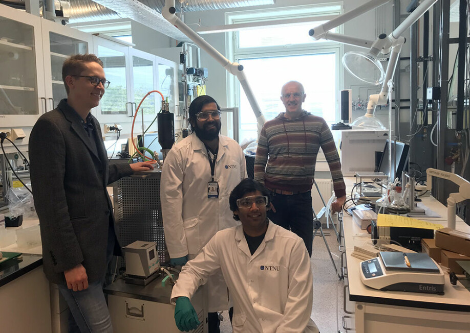 Denne kvartetten har tilbrakt store deler av livet på laben siden påske. Fra venstre: Vegard Ottesen, Sulalit Bandyopadhyat, Anuvansh Sharma og Magnar Bjørås.