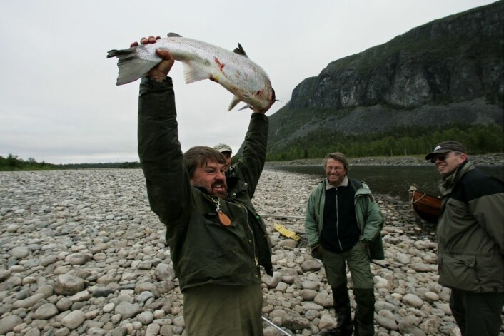 I Finnmark har man funnet en løsning hvor turisme ikke går på bekostning av lokalbefolkningens rettigheter. I Altaelva betaler turister opp mot 200 000 kroner for å fiske laks i en uke. Men lokalbefolkningen har også rettigheter til å fiske gratis i elva. Her er et eksempel på fornøyde lokale fiskere. (Foto:Bjørn Erik Rygg Lunde/Scanpix)