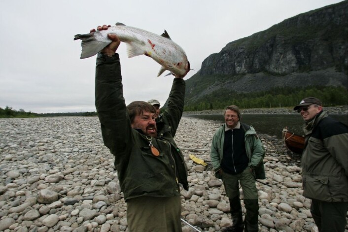 I Finnmark har man funnet en løsning hvor turisme ikke går på bekostning av lokalbefolkningens rettigheter. I Altaelva betaler turister opp mot 200 000 kroner for å fiske laks i en uke. Men lokalbefolkningen har også rettigheter til å fiske gratis i elva. Her er et eksempel på fornøyde lokale fiskere. (Foto:Bjørn Erik Rygg Lunde/Scanpix) I Finnmark har man funnet en løsning hvor turisme ikke går på bekostning av lokalbefolkningens rettigheter. I Altaelva betaler turister opp mot 200 000 kroner for å fiske laks i en uke. Men lokalbefolkningen har også rettigheter til å fiske gratis i elva. Her er et eksempel på fornøyde lokale fiskere. (Foto:Bjørn Erik Rygg Lunde/Scanpix)