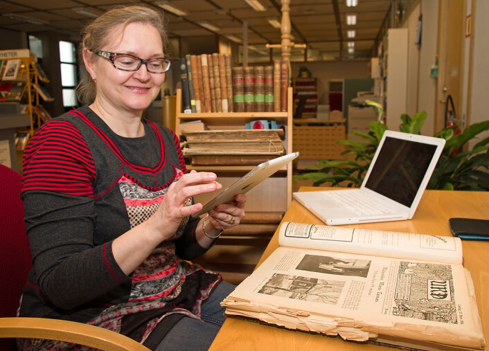Ipad, Mac og ukebladet Urd – gammel teknikk møter ny. Kvinnemagasinet skrev gjerne om plastikk, dans og hvordan den moderne kvinnekroppen skulle bevege seg. (Foto: Georg Mathisen) Ipad, Mac og ukebladet Urd – gammel teknikk møter ny. Kvinnemagasinet skrev gjerne om plastikk, dans og hvordan den moderne kvinnekroppen skulle bevege seg. (Foto: Georg Mathisen)