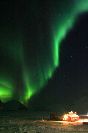 Vakkert, men trøblete for fly- og båttrafikk i nord. Nordlys over Ny-Ålesund på Svalbard. (Foto: Yvonne Rinne, UiO) Vakkert, men trøblete for fly- og båttrafikk i nord. Nordlys over Ny-Ålesund på Svalbard. (Foto: Yvonne Rinne, UiO)
