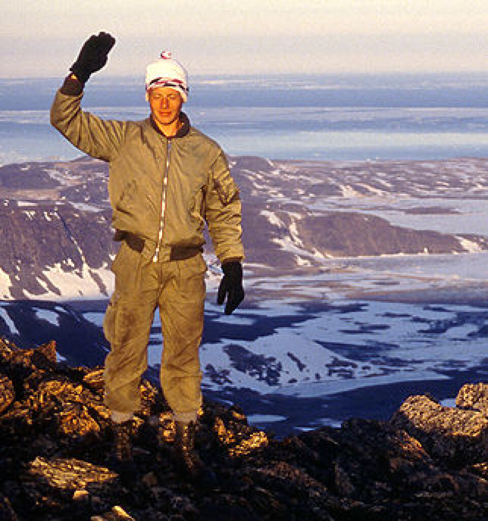 'Stein Rune Karlsen på toppen av fjellet Kronen 1140 meter over havet. Fjelltoppen er like varm som kyststripen av Uunarteq-halvøya som sees i bakgrunnen to mil unna.'