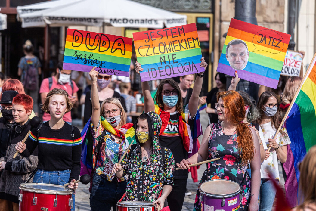 Den polske presidenten Andrzej Duda bruker kampanjer mot såkalt LHBT-ideologi aktivt i innspurten av presidentvalgkampen. Her fra en demonstrasjon mot Duda, 18. juni 2020. Den polske presidenten Andrzej Duda bruker kampanjer mot såkalt LHBT-ideologi aktivt i innspurten av presidentvalgkampen. Her fra en demonstrasjon mot Duda, 18. juni 2020.