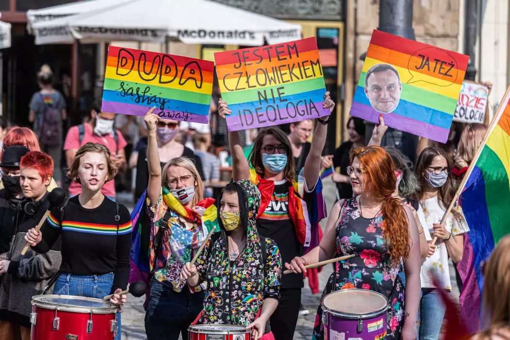 Den polske presidenten Andrzej Duda bruker kampanjer mot såkalt LHBT-ideologi aktivt i innspurten av presidentvalgkampen. Her fra en demonstrasjon mot Duda, 18. juni 2020.