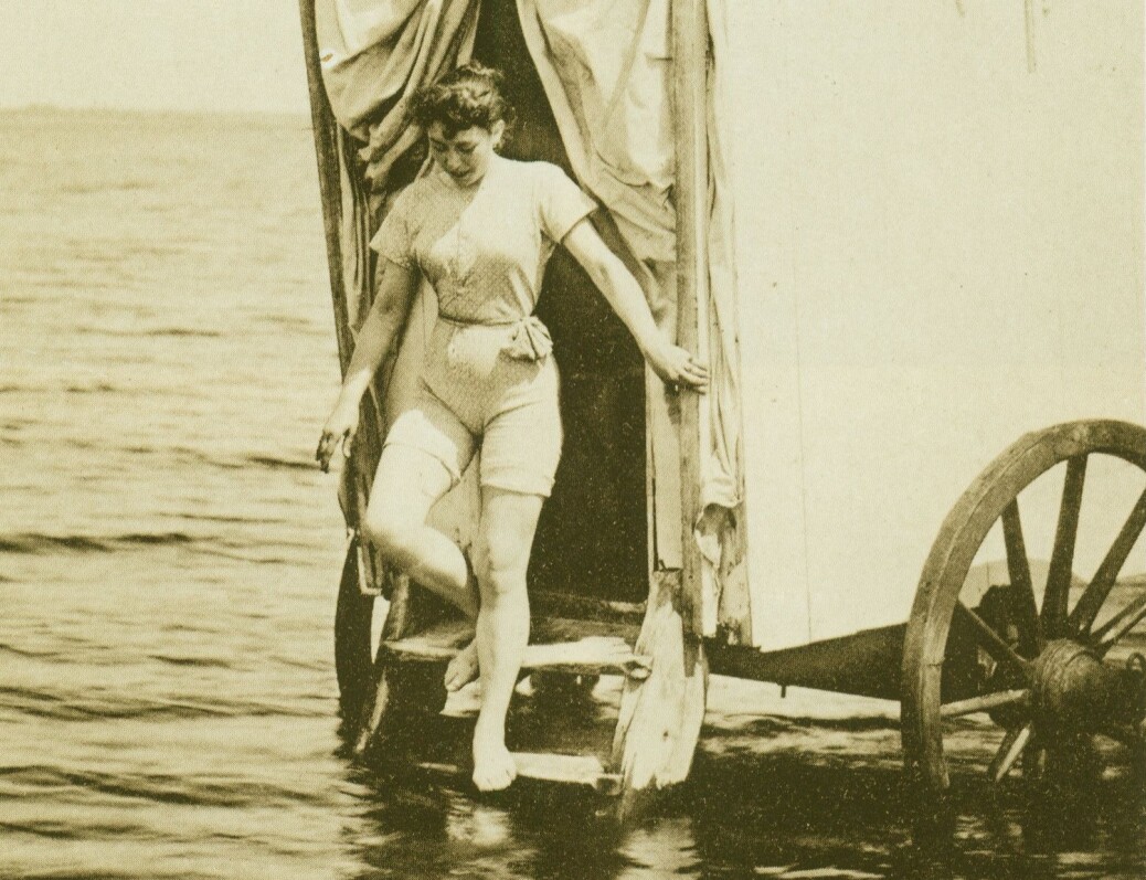 − En kvinne bader fra en bademaskin i Tyskland i 1893. Norske badeleger hentet inspirasjon fra reiser til kontinentet og England, hvor bading som medisin hadde høy status. − En kvinne bader fra en bademaskin i Tyskland i 1893. Norske badeleger hentet inspirasjon fra reiser til kontinentet og England, hvor bading som medisin hadde høy status.