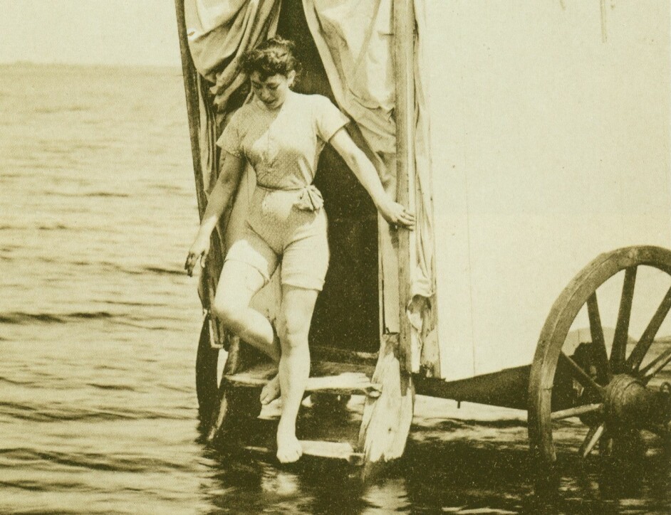 − En kvinne bader fra en bademaskin i Tyskland i 1893. Norske badeleger hentet inspirasjon fra reiser til kontinentet og England, hvor bading som medisin hadde høy status.