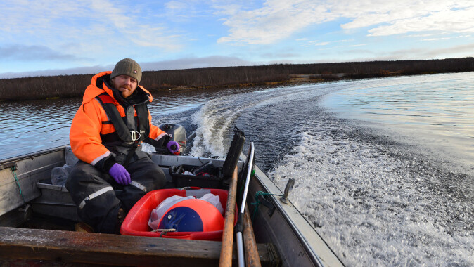 Kim Præbel, professor ved UiT, i båten på Tinnsjøen. Vil de finne den bitte lille fisken fra de så på filmen? Kim Præbel, professor ved UiT, i båten på Tinnsjøen. Vil de finne den bitte lille fisken fra de så på filmen?