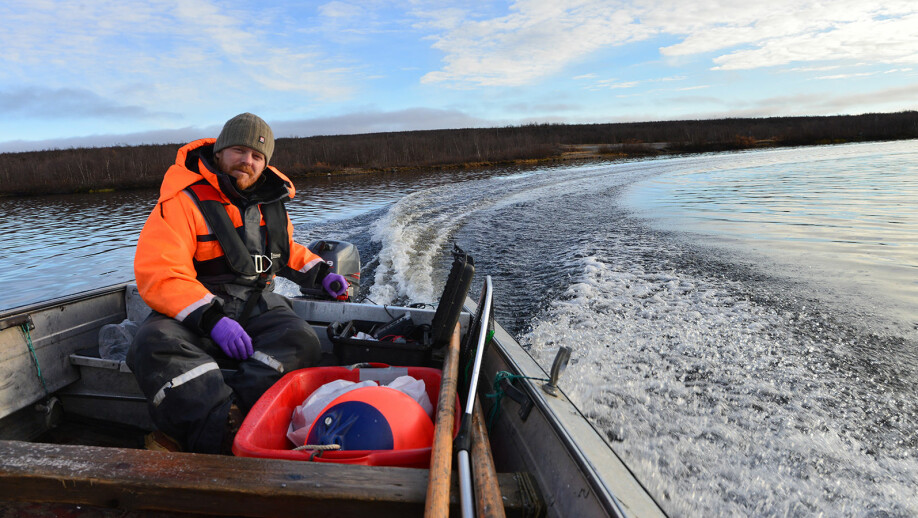 Kim Præbel, professor ved UiT, i båten på Tinnsjøen. Vil de finne den bitte lille fisken fra de så på filmen?