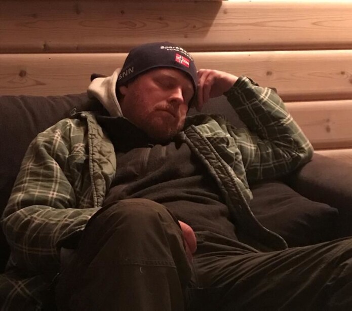Sovende professor: Så sliten kan man bli av å lete etter en liten fisk i en stor sjø. Kim Præbel har sovnet etter en lang dag på sjøen, på feltarbeid i Tinnsjøen. Sovende professor: Så sliten kan man bli av å lete etter en liten fisk i en stor sjø. Kim Præbel har sovnet etter en lang dag på sjøen, på feltarbeid i Tinnsjøen.