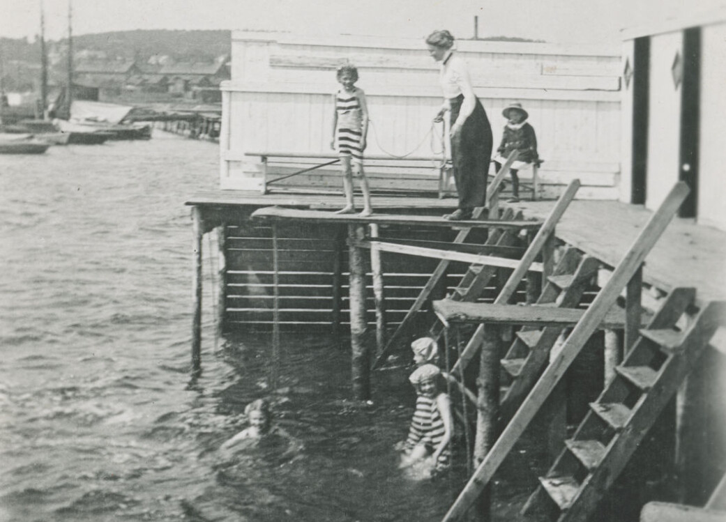 Jenter lærer å svømme på Moss kurbad cirka 1910. Jenter lærer å svømme på Moss kurbad cirka 1910.