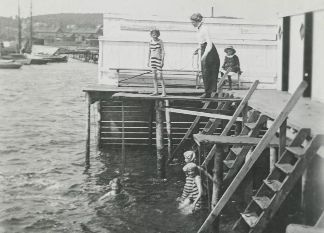 Jenter lærer å svømme på Moss kurbad cirka 1910.