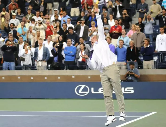 John McEnroe har uttalt at han har følt ballen sakke farten rett før et slag med racketen. Her lager den amerikanske tennislegenden show for US Open-tilskuerne i 2009. (Foto: (Foto; Edwin Martinez, Wikimedia Commons))