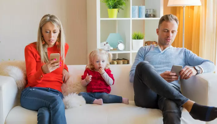 Litt mobilbruk foran barna er ikke skadelig, mener forskere