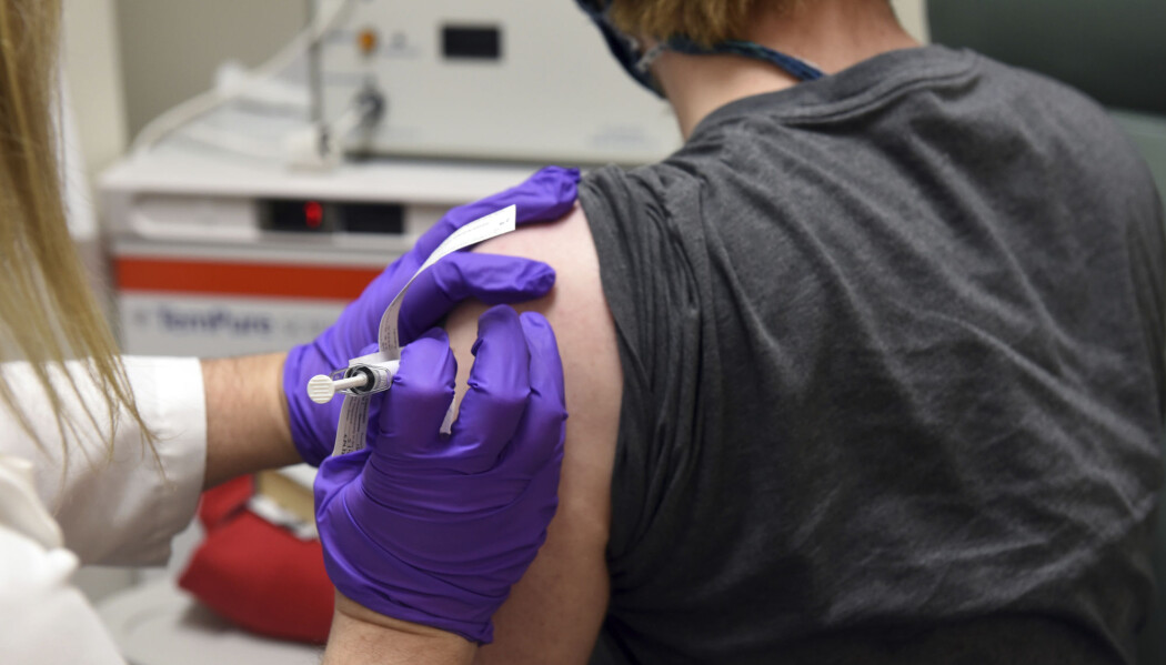 En koronavaksine utviklet av legemiddelselskapene Pfizer og Biontech har vist lovende resultater etter å ha blitt testet på 45 personer, men mange av dem fikk også bivirkninger som feber. Dette er bare én av over 20 vaksiner mot Covid-19 som for tiden testes på mennesker, ifølge WHOs oversikt. En koronavaksine utviklet av legemiddelselskapene Pfizer og Biontech har vist lovende resultater etter å ha blitt testet på 45 personer, men mange av dem fikk også bivirkninger som feber. Dette er bare én av over 20 vaksiner mot Covid-19 som for tiden testes på mennesker, ifølge WHOs oversikt.