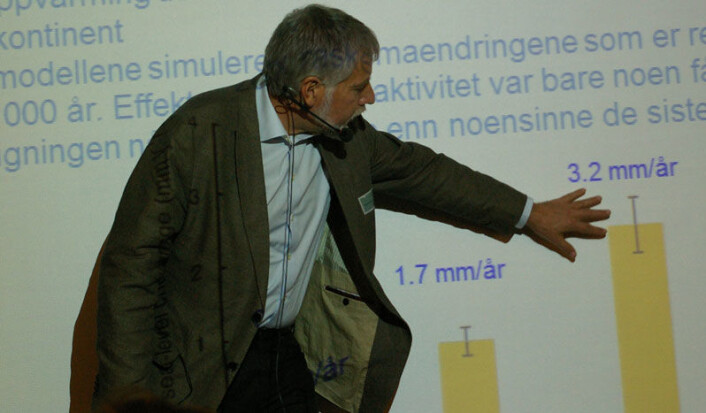 Eystein Jansen viser frem noen av klimamodell-resultatene som kommer i klimarapporten. Blant annet vet man nå at havet i snitt stiger med 3,2 millimeter per år. (Foto: Bjørnar Kjensli) Eystein Jansen viser frem noen av klimamodell-resultatene som kommer i klimarapporten. Blant annet vet man nå at havet i snitt stiger med 3,2 millimeter per år. (Foto: Bjørnar Kjensli)