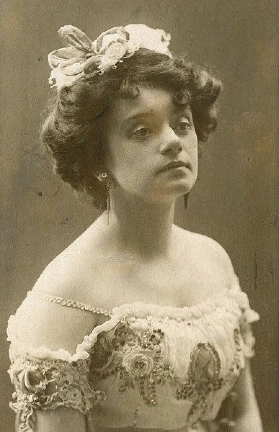 Gyda Christensen som Hanna Glawari i «Den glade enke» i 1908. Året etter ble det en helt annen dans på norske scener. (Foto: Otto Borgen)