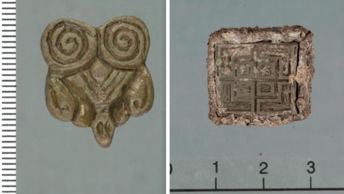 Eksotiske importvarer fra vikingtida: Til venstre: Beslag fra land i øst. Til høyre: Vektlodd med et innstøpt beslag fra De britiske øyer (trolig Irland). Eksotiske importvarer fra vikingtida: Til venstre: Beslag fra land i øst. Til høyre: Vektlodd med et innstøpt beslag fra De britiske øyer (trolig Irland).