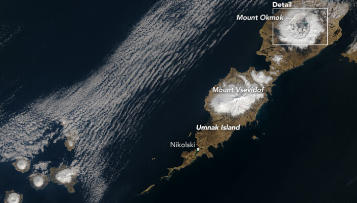 Okmok-fjellet ligger på øya Umnak, i den aleutiske øykjeden. Her har NASA klart å få et sjeldent glimt av vulkanen uten skydekke. Okmok-fjellet ligger på øya Umnak, i den aleutiske øykjeden. Her har NASA klart å få et sjeldent glimt av vulkanen uten skydekke.