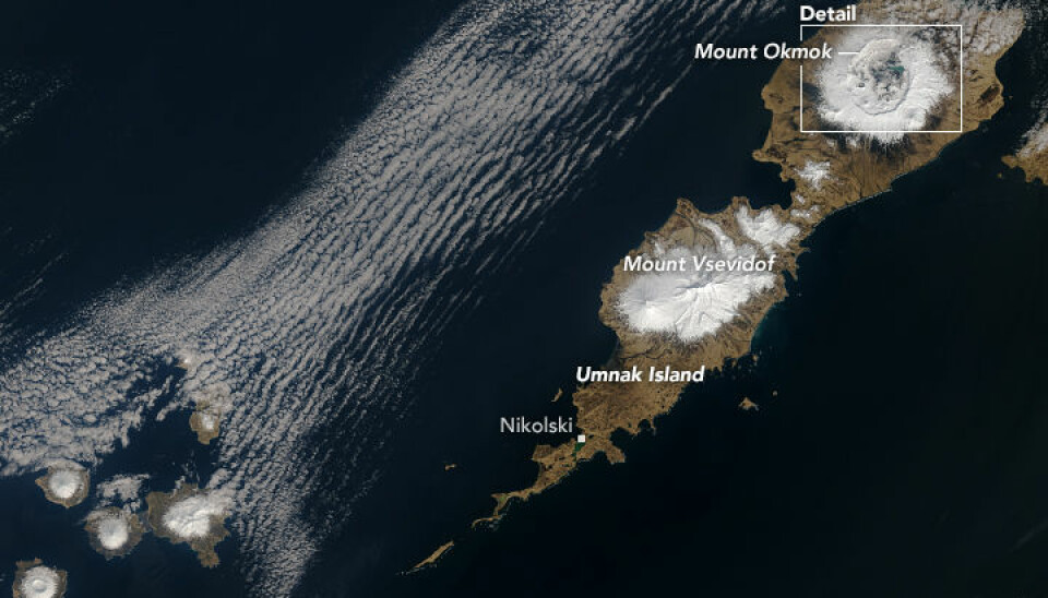 Okmok-fjellet ligger på øya Umnak, i den aleutiske øykjeden. Her har NASA klart å få et sjeldent glimt av vulkanen uten skydekke.