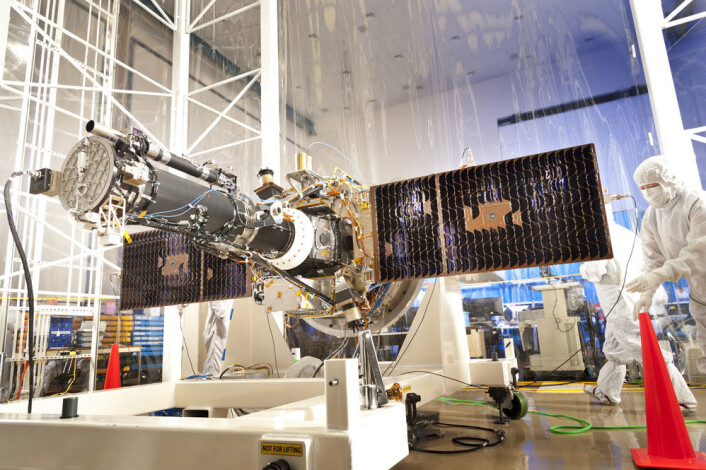 Bilde av Iris i renrom under testfasen. Solpanelene er slått ut. (Foto: Lockheed Martin) Bilde av Iris i renrom under testfasen. Solpanelene er slått ut. (Foto: Lockheed Martin)