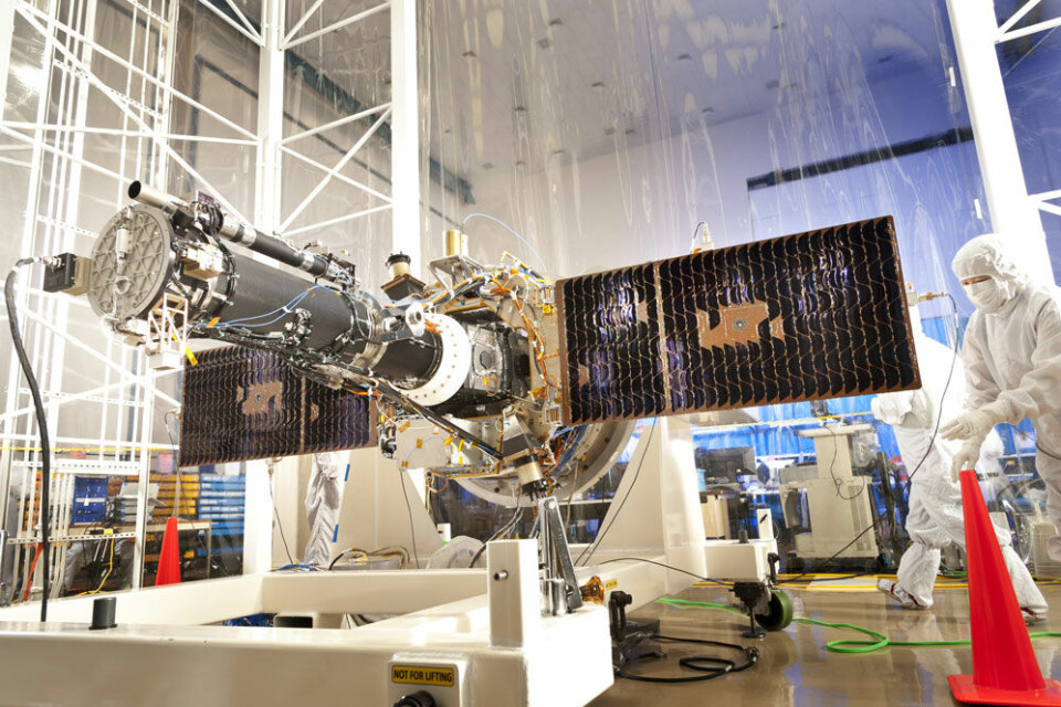 Bilde av Iris i renrom under testfasen. Solpanelene er slått ut. (Foto: Lockheed Martin)