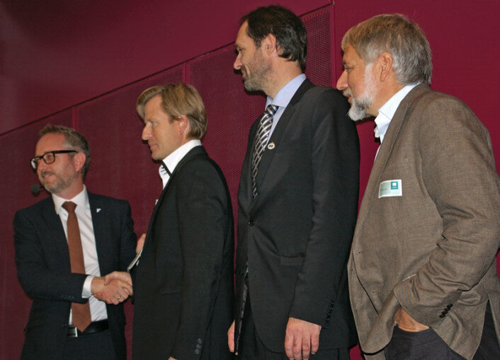 Her blir sammendraget av klimarapporten presentert for miljøvernminister Bård Vegar Solhjell (tv.). Fra høyre Eystein Jansen, Jan-Gunnar Winther og Gunnar Myhre. (Foto: Bjørnar Kjensli) Her blir sammendraget av klimarapporten presentert for miljøvernminister Bård Vegar Solhjell (tv.). Fra høyre Eystein Jansen, Jan-Gunnar Winther og Gunnar Myhre. (Foto: Bjørnar Kjensli)