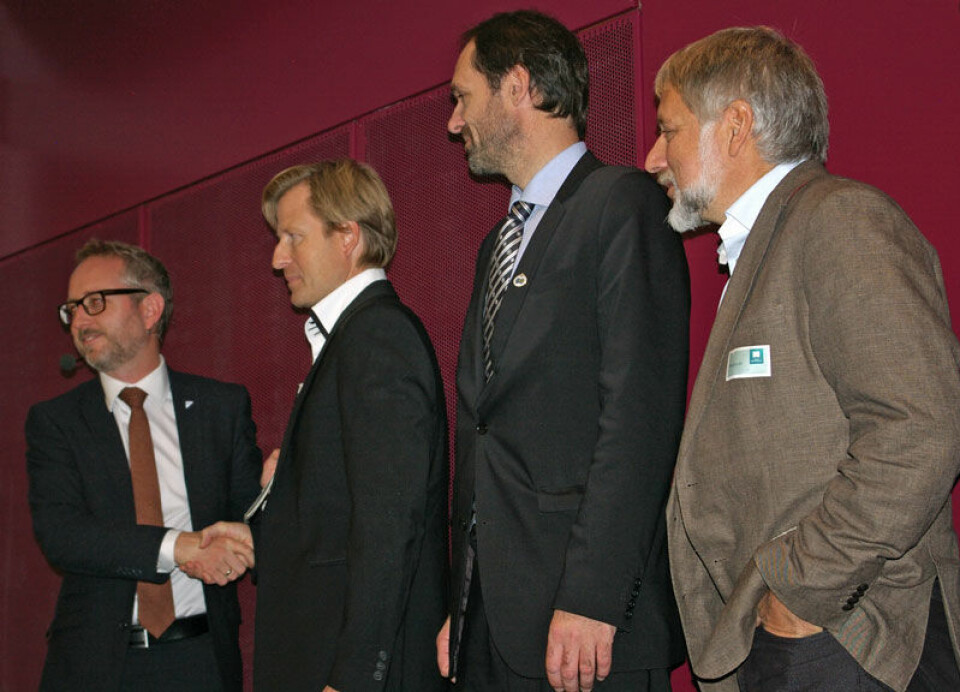 Her blir sammendraget av klimarapporten presentert for miljøvernminister Bård Vegar Solhjell (tv.). Fra høyre Eystein Jansen, Jan-Gunnar Winther og Gunnar Myhre. (Foto: Bjørnar Kjensli)