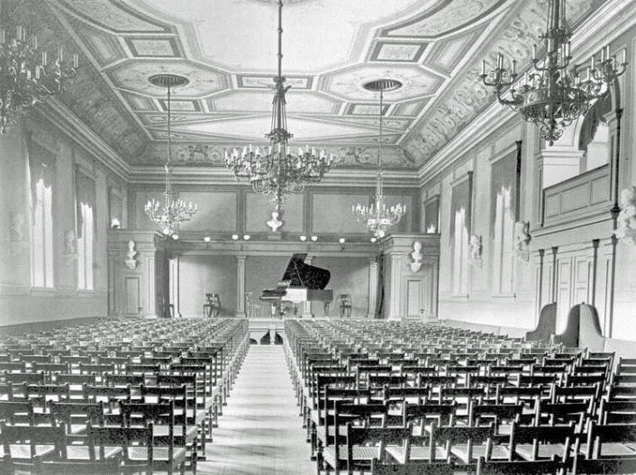 Brødrene Hals' pianofabrikk og konsertsal var stedet der Gyda Christensen første gang inviterte til dansesoaré med modernistiske bevegelser. (Foto: Severin Worm-Petersen) Brødrene Hals' pianofabrikk og konsertsal var stedet der Gyda Christensen første gang inviterte til dansesoaré med modernistiske bevegelser. (Foto: Severin Worm-Petersen)