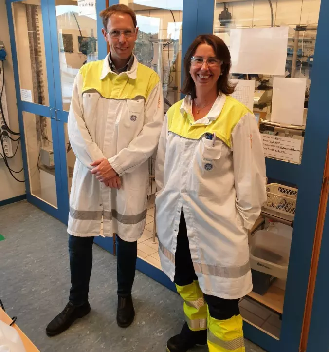 Torfinn Håland og kollega Heidi Hjelmen Kvande på laboratoriet.