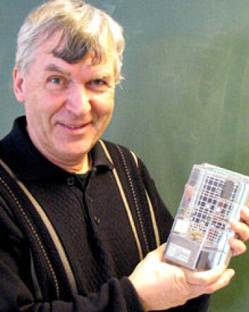 "Tor-Henning Iversen er leder for Plantebiosenteret ved NTNU i Trondheim. Her viser han stolt frem en plante i et vekstkammer brukt i rommet." "Tor-Henning Iversen er leder for Plantebiosenteret ved NTNU i Trondheim. Her viser han stolt frem en plante i et vekstkammer brukt i rommet."