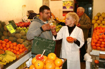 "Lege Shela Gorinstein ledet studien. Her er hun fotografert blant folk og frukt på markedet Mahane Yehuda i Jerusalem. Foto: Sasson Tiram." "Lege Shela Gorinstein ledet studien. Her er hun fotografert blant folk og frukt på markedet Mahane Yehuda i Jerusalem. Foto: Sasson Tiram."