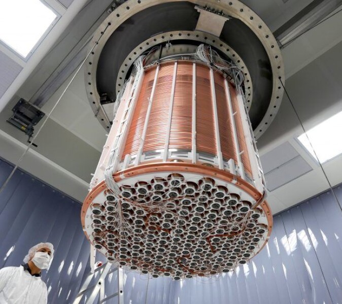 Verdens mest sensitive mørk materie-eksperiment: Fra 2016-2019 søkte forskerne etter spor av mørk materie med XENON1T. En enda bedre og større detektor er under installasjon i Italia. Verdens mest sensitive mørk materie-eksperiment: Fra 2016-2019 søkte forskerne etter spor av mørk materie med XENON1T. En enda bedre og større detektor er under installasjon i Italia.