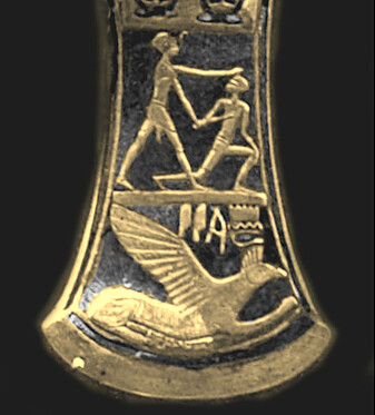 Seremoniell øks som skal vise faraoen Ahmose i det han dreper en hyksos. Ahmose gjenforente Egypt og la grunnlaget for Egypts storhetstid. Seremoniell øks som skal vise faraoen Ahmose i det han dreper en hyksos. Ahmose gjenforente Egypt og la grunnlaget for Egypts storhetstid.