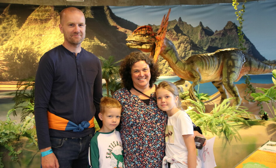 Geir Olav, Tian Benjamin, Linda Therese og Tilda Sofie Griffiths Saudane tok turen innom dinosaurutstillingen i Sarpsborg denne uka.