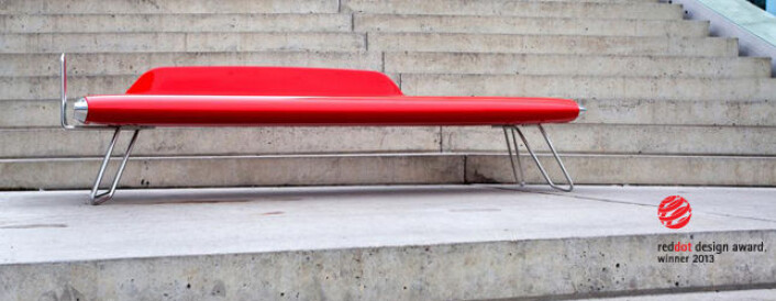 Med fleksible produksjonslinjer kan en båtprodusent like gjerne levere en ikonisk benk støpt i karbonfiber. (Foto: Eker Design) Med fleksible produksjonslinjer kan en båtprodusent like gjerne levere en ikonisk benk støpt i karbonfiber. (Foto: Eker Design)