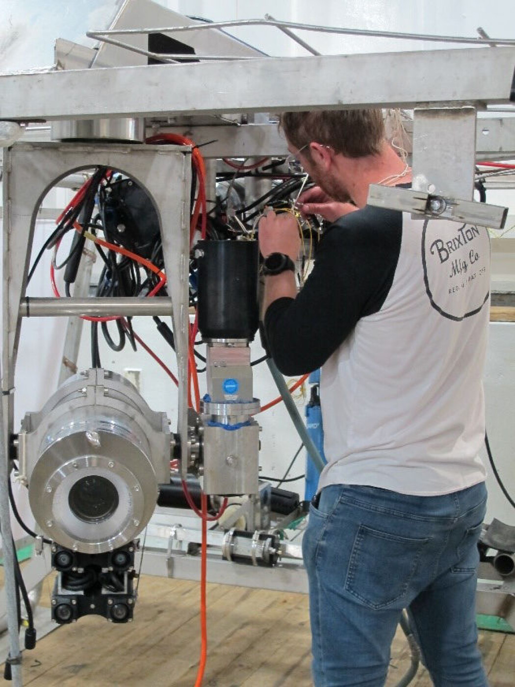 Videoriggen "Chimaera" klargjøres, her ved instrumentingeniør Sindre Nygård Larsen. Nede til venstre ses riggens hovedkamera, bygd inn i en titankapsel som tåler flere tusen meters dyp. Foto: B. Holte Videoriggen "Chimaera" klargjøres, her ved instrumentingeniør Sindre Nygård Larsen. Nede til venstre ses riggens hovedkamera, bygd inn i en titankapsel som tåler flere tusen meters dyp. Foto: B. Holte