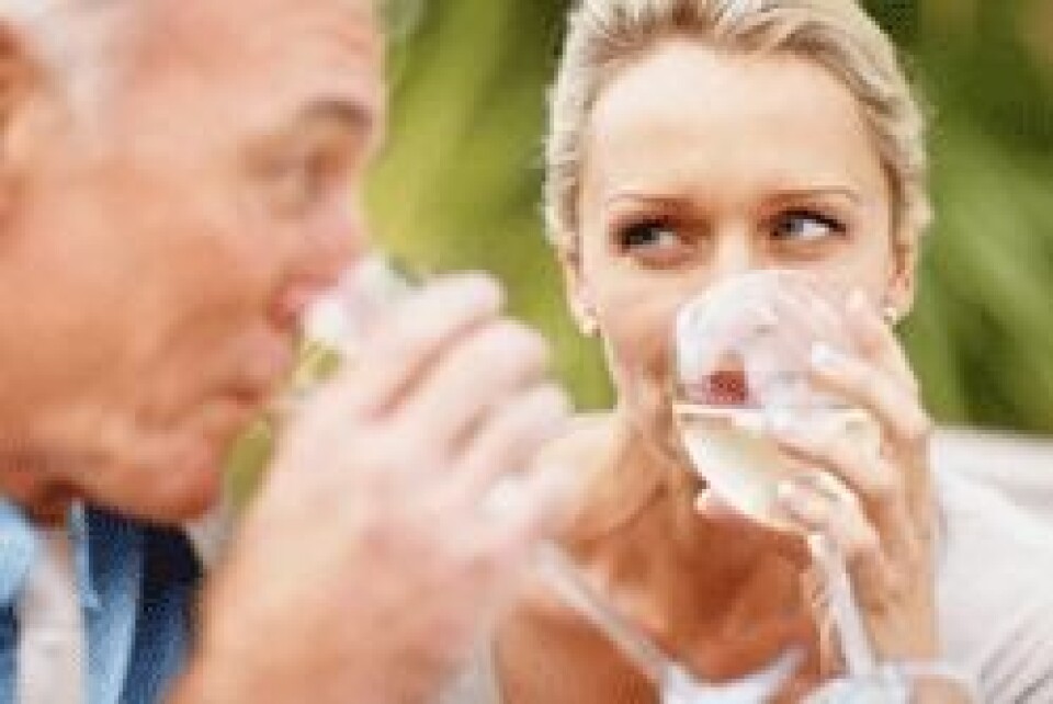 Halvparten av norske kvinner som drikker mye, har en mann som drikker mye. (Foto: Shutterstock)