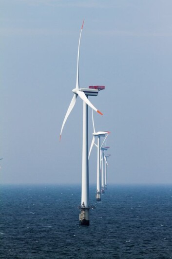 Når bølger over 13 meter slår mot vindturbiner, dukker det opp en uheldig kraft på baksiden av turbinen. Denne kraften kalles ringing. (Foto: (Illustrasjon: UiO)) Når bølger over 13 meter slår mot vindturbiner, dukker det opp en uheldig kraft på baksiden av turbinen. Denne kraften kalles ringing. (Foto: (Illustrasjon: UiO))