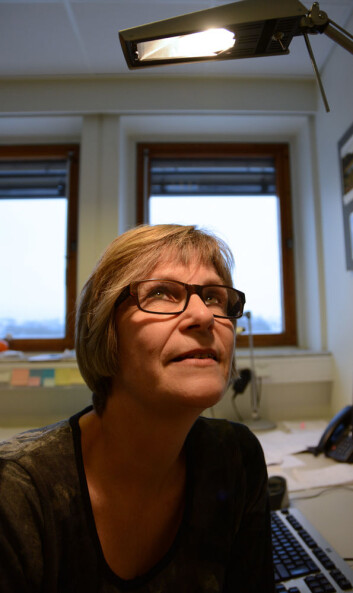Ordboksredaktør Kari-Anne Selvik bader i ravkraft. (Foto: Ida Kvittingen) Ordboksredaktør Kari-Anne Selvik bader i ravkraft. (Foto: Ida Kvittingen)