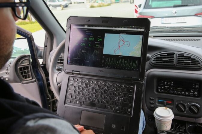 Alberto Dallolio viser på PC-en hvor Autonaut har beveget seg de siste to ukene. Alberto Dallolio viser på PC-en hvor Autonaut har beveget seg de siste to ukene.