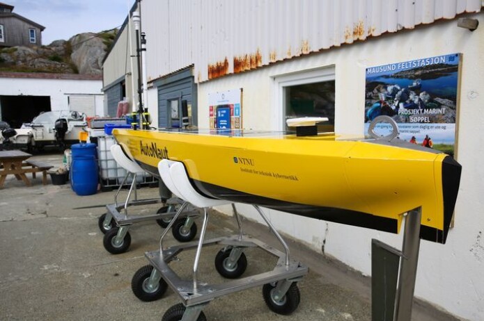 Autonaut er endelig oppe fra vannet, etter å ha beveget seg rundt i havet i to uker. Autonaut er endelig oppe fra vannet, etter å ha beveget seg rundt i havet i to uker.