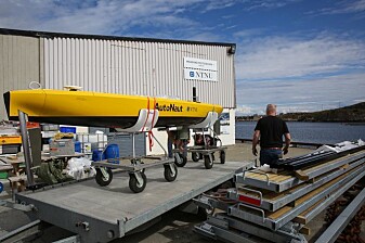 Den dyrebare lasten sikres godt før avgang. Om Autonaut skulle skades kan regningen havne i millionklassen. Den dyrebare lasten sikres godt før avgang. Om Autonaut skulle skades kan regningen havne i millionklassen.