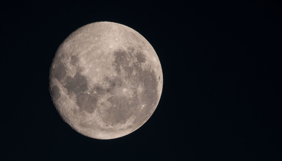 En astronaut fra den internasjonale romstasjonen knipset dette bildet av månen. Hvordan vår nærmeste nabo havnet oppe på himmelen, finnes det flere teorier om.