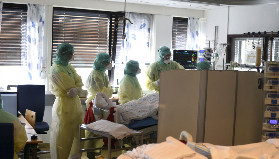 Vestre Viken HF har selv tatt bilder fra innsiden av covid-posten på Bærum sykehus som viser personale iført smittevernutstyr under behandling av en koronasmittet pasient i april. Vestre Viken HF har selv tatt bilder fra innsiden av covid-posten på Bærum sykehus som viser personale iført smittevernutstyr under behandling av en koronasmittet pasient i april.