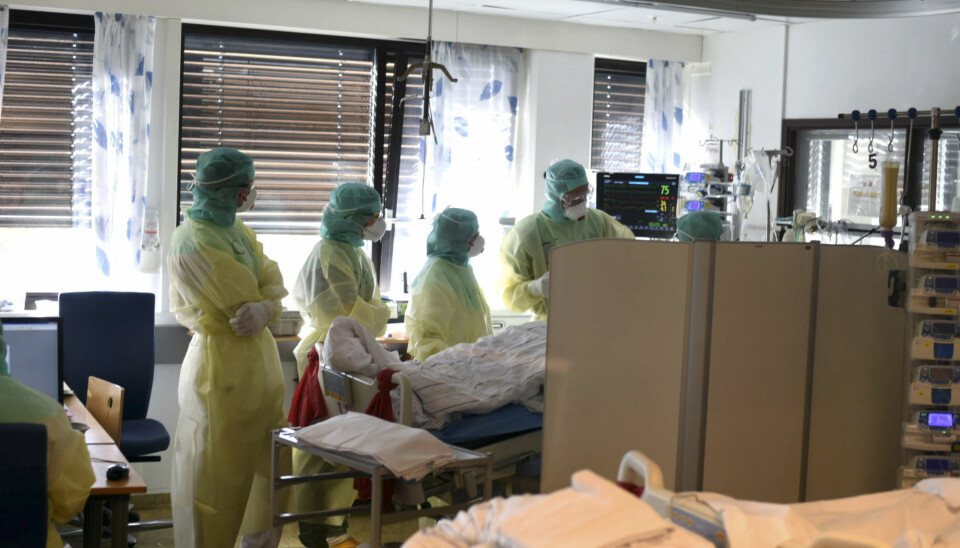 Vestre Viken HF har selv tatt bilder fra innsiden av covid-posten på Bærum sykehus som viser personale iført smittevernutstyr under behandling av en koronasmittet pasient i april.
