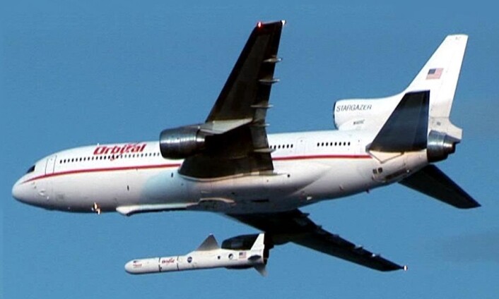 IRIS skal skytes opp av en Pegasus XL-rakett, men først skal raketten flys opp i over 12 000 meters høyde av et Lockheed L-1011 Stargazer-fly. (Foto: NASA) IRIS skal skytes opp av en Pegasus XL-rakett, men først skal raketten flys opp i over 12 000 meters høyde av et Lockheed L-1011 Stargazer-fly. (Foto: NASA)
