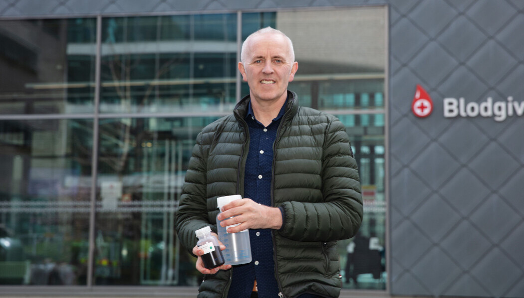 Et forskerteam ved NTNU har funnet en medisinkombinasjon de tror kan ha en effekt mot covid-19. Professor Magnar Bjørås fra Institutt for klinisk og molekylær medisin har forsøkt å komme i kontakt med miljøer som kan tenkes å ta funnet videre, men det har vist seg å være vanskelig. Bjørås står også i spissen av arbeidet med å utvikle en norsk covid-19 test som har vist seg å være mer sensitiv enn de kommersielle variantene. Her er han avbildet med et testkit som er nok til 10 000 tester. Et forskerteam ved NTNU har funnet en medisinkombinasjon de tror kan ha en effekt mot covid-19. Professor Magnar Bjørås fra Institutt for klinisk og molekylær medisin har forsøkt å komme i kontakt med miljøer som kan tenkes å ta funnet videre, men det har vist seg å være vanskelig. Bjørås står også i spissen av arbeidet med å utvikle en norsk covid-19 test som har vist seg å være mer sensitiv enn de kommersielle variantene. Her er han avbildet med et testkit som er nok til 10 000 tester.