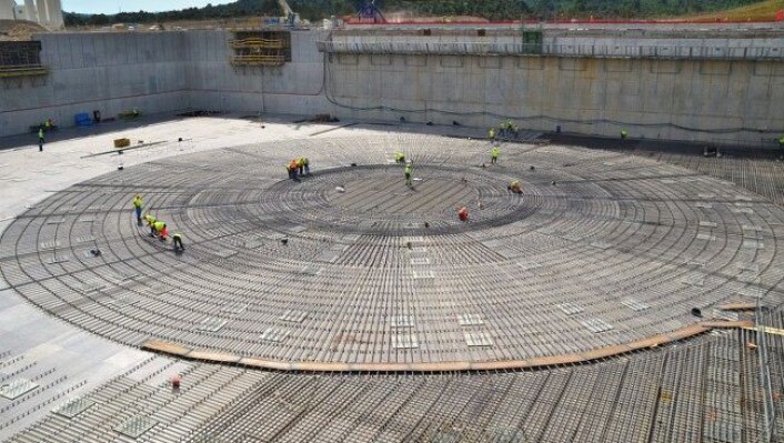 Grunnlaget legges for ITER-reaktoren. Reaktoren vil bli nesten 30 meter høy. (Foto: ITER) Grunnlaget legges for ITER-reaktoren. Reaktoren vil bli nesten 30 meter høy. (Foto: ITER)