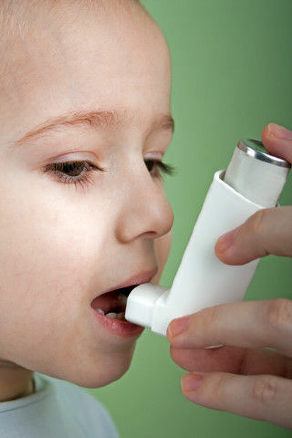 Alvorlige astmaanfall legger beslag på mange barnesenger på sykehusene og er en stor belastning for barna og familiene deres. (Foto: Colourbox)